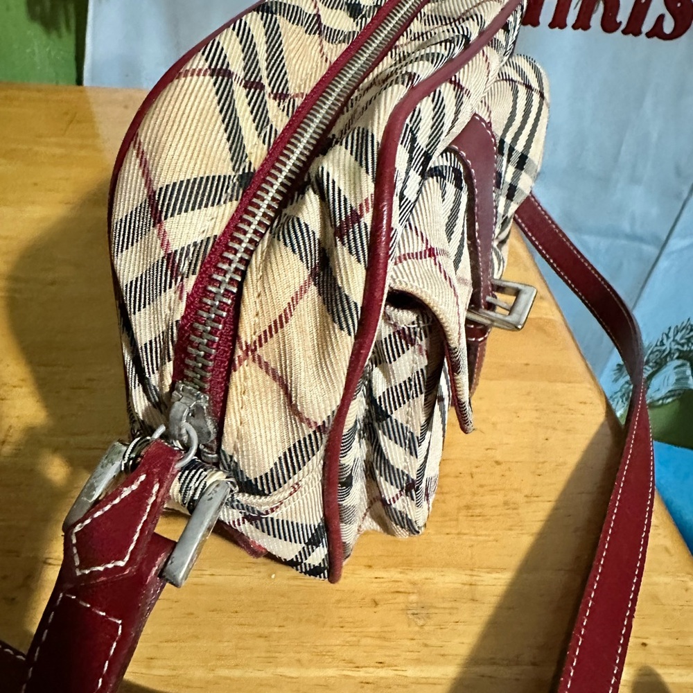 Burberry Shoulder/Crossbody Bag 100% Authentic some rubs see pictures - Picture 3 of 5